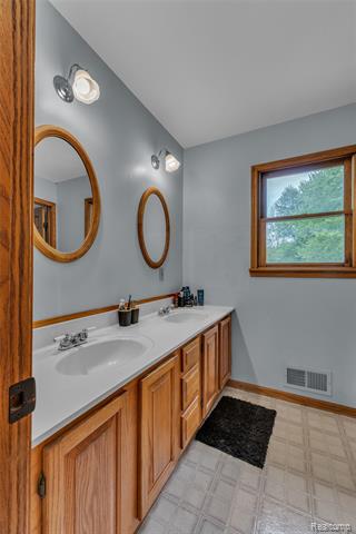 Builiding view thirty four for 1345 Ives, Mason, MI. 48854