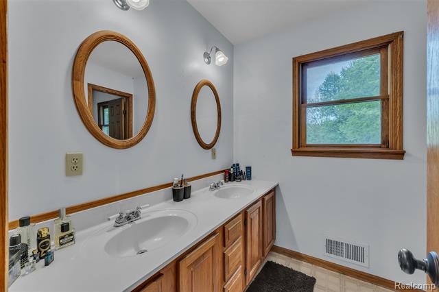 Builiding view thirty two for 1345 Ives, Mason, MI. 48854