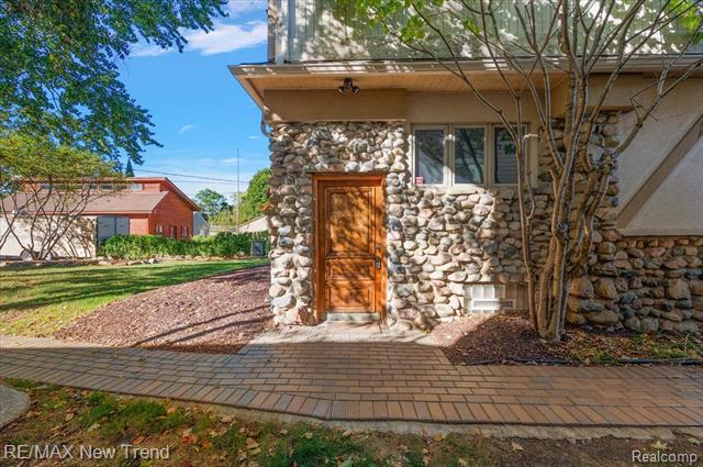 Builiding view eight for 727 Mcdougal, Waterford, MI. 48327