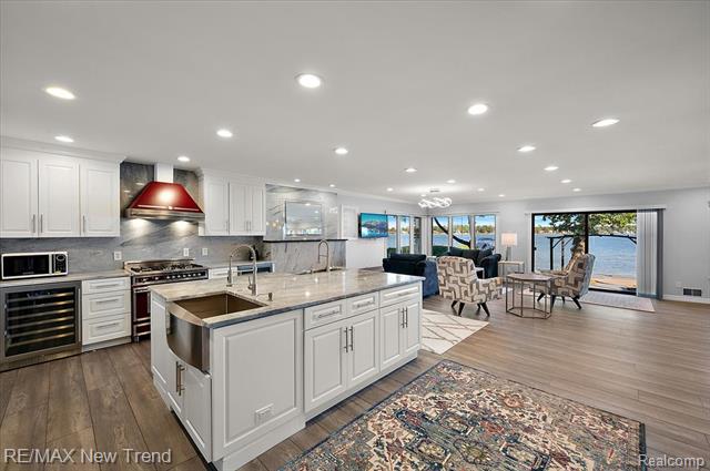 Builiding view eleven for 727 Mcdougal, Waterford, MI. 48327