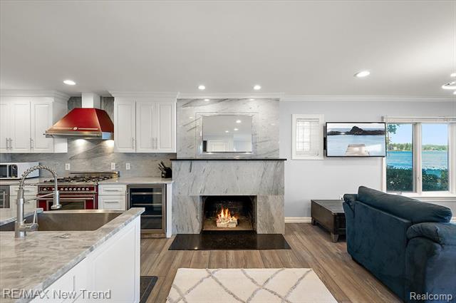 Builiding view fifteen for 727 Mcdougal, Waterford, MI. 48327