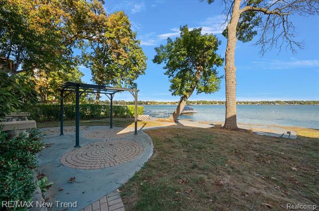 Builiding view fifty four for 727 Mcdougal, Waterford, MI. 48327