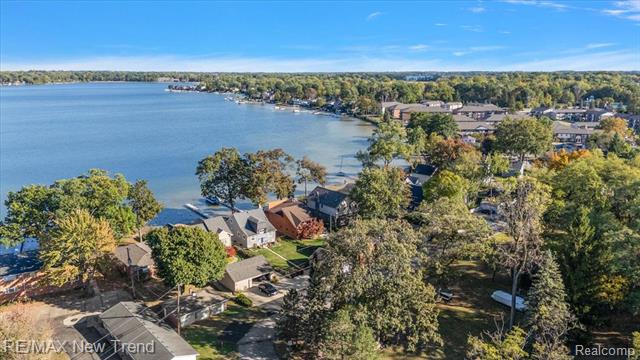 Builiding view fifty seven for 727 Mcdougal, Waterford, MI. 48327