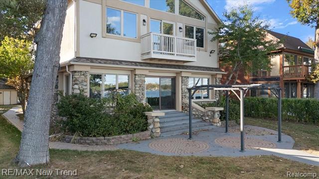 Builiding view fifty two for 727 Mcdougal, Waterford, MI. 48327