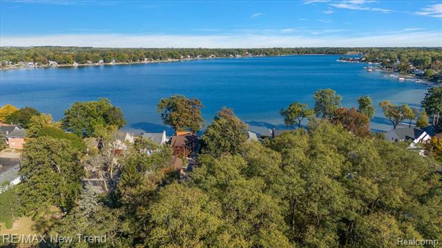 Builiding view five for 727 Mcdougal, Waterford, MI. 48327