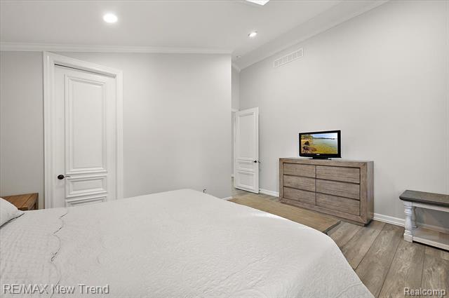 Builiding view forty eight for 727 Mcdougal, Waterford, MI. 48327