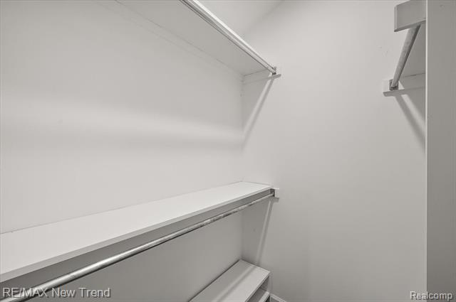 Builiding view forty nine for 727 Mcdougal, Waterford, MI. 48327