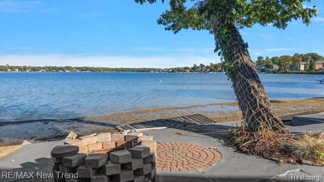 Builiding view four for 727 Mcdougal, Waterford, MI. 48327