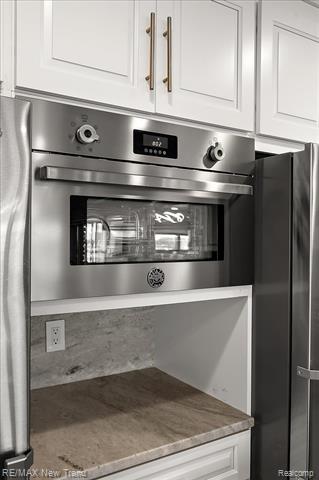 Builiding view nineteen for 727 Mcdougal, Waterford, MI. 48327