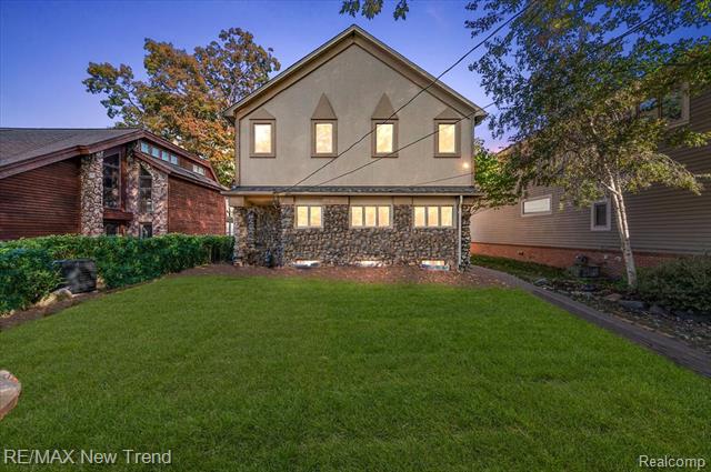 Builiding view one for 727 Mcdougal, Waterford, MI. 48327