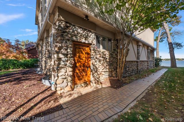 Builiding view seven for 727 Mcdougal, Waterford, MI. 48327