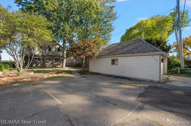 Builiding view sixty for 727 Mcdougal, Waterford, MI. 48327