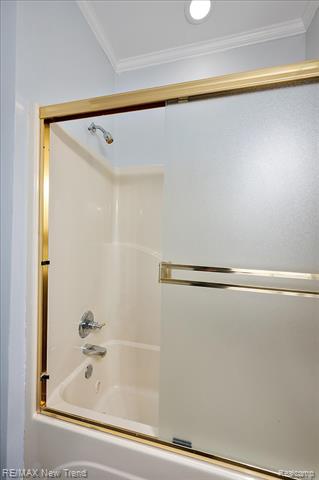 Builiding view thirty for 727 Mcdougal, Waterford, MI. 48327