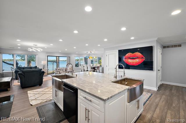 Builiding view twelve for 727 Mcdougal, Waterford, MI. 48327