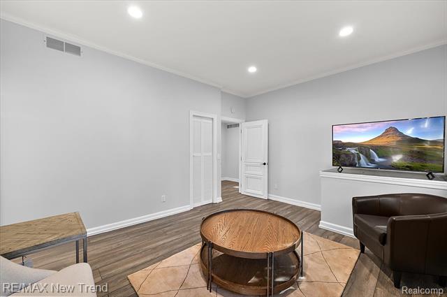 Builiding view twenty eight for 727 Mcdougal, Waterford, MI. 48327