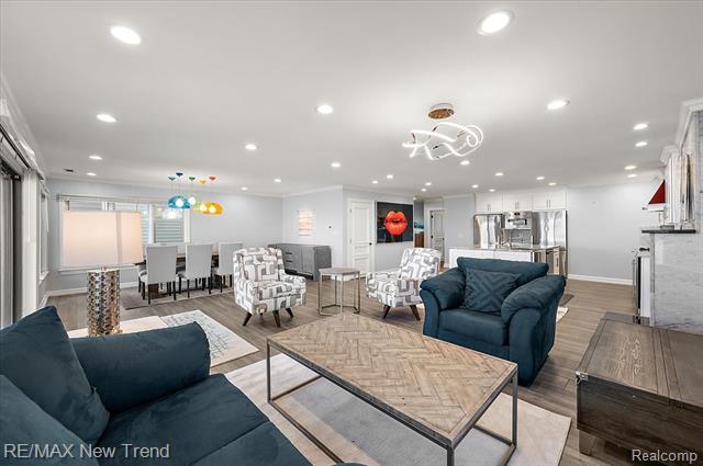 Builiding view twenty one for 727 Mcdougal, Waterford, MI. 48327