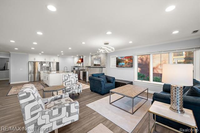 Builiding view twenty two for 727 Mcdougal, Waterford, MI. 48327