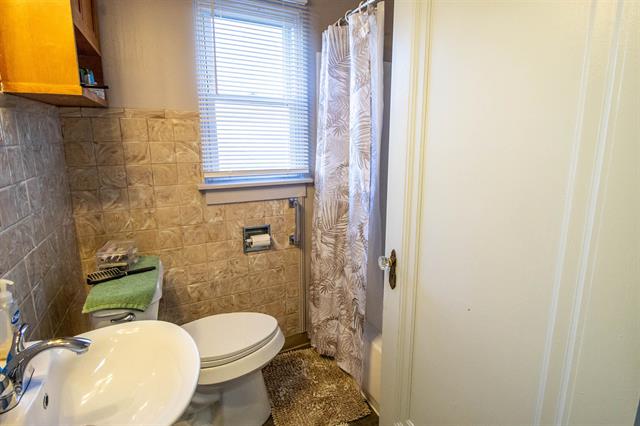 Builiding view seventeen for 705 Jenny, Bay City, MI. 48706