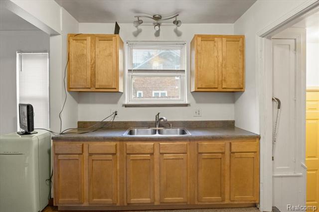 Builiding view eight for 15709 Collingham, Detroit, MI. 48205