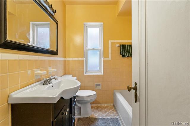 Builiding view nine for 15709 Collingham, Detroit, MI. 48205