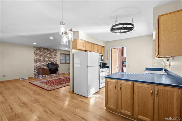 Builiding view nine for 4485 Pommore, Milford, MI. 48380