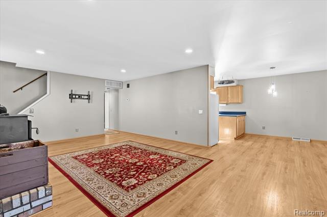 Builiding view seven for 4485 Pommore, Milford, MI. 48380