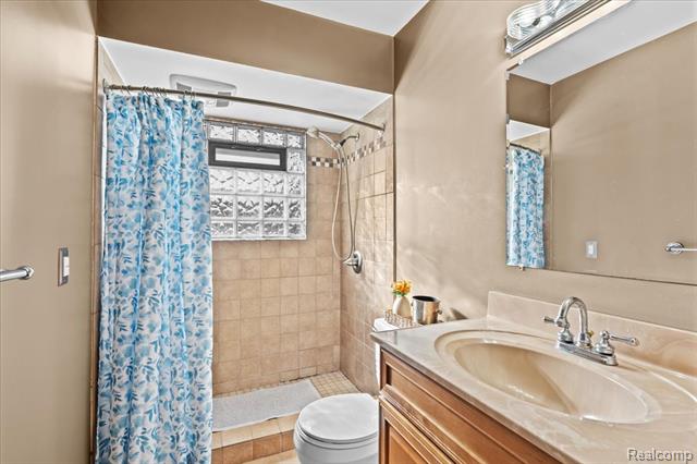 Builiding view seventeen for 4485 Pommore, Milford, MI. 48380