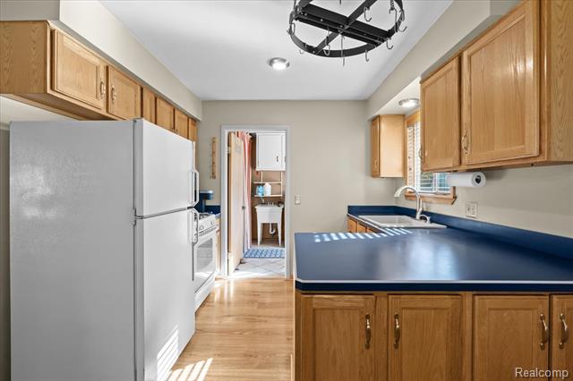 Builiding view ten for 4485 Pommore, Milford, MI. 48380