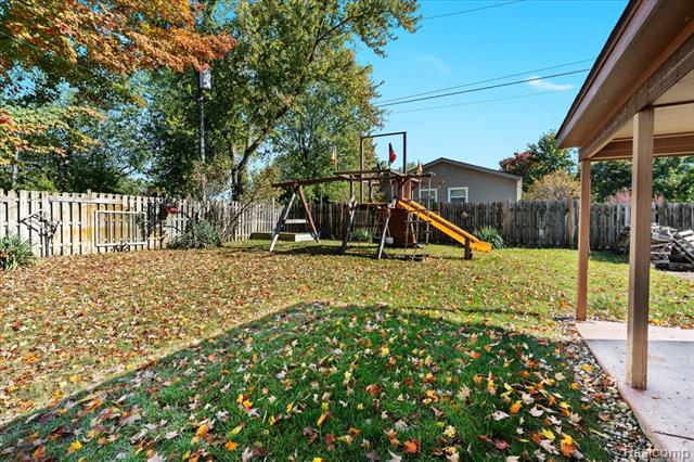 Builiding view thirty three for 4485 Pommore, Milford, MI. 48380