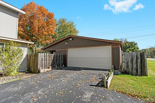 Builiding view twenty eight for 4485 Pommore, Milford, MI. 48380