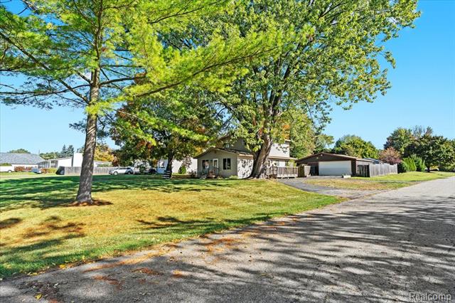 Builiding view two for 4485 Pommore, Milford, MI. 48380