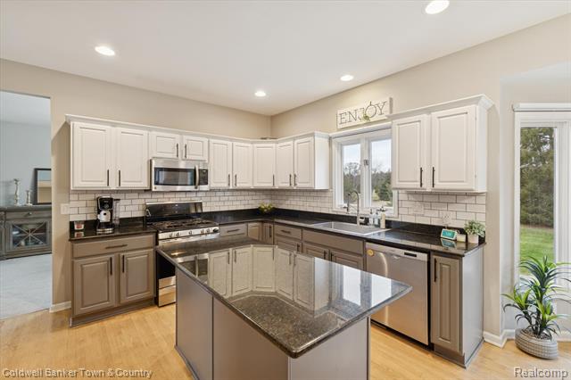 Builiding view five for 274 Carnoustie, Highland, MI. 48357