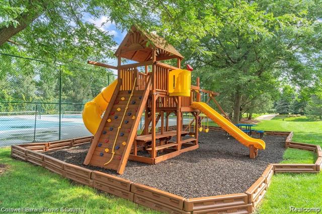 Builiding view seventy eight for 274 Carnoustie, Highland, MI. 48357