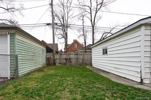 Builiding view five for 18951 Santa Rosa, Detroit, MI. 48221