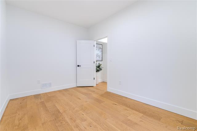 Builiding view eighteen for 2433 Fischer, Detroit, MI. 48214