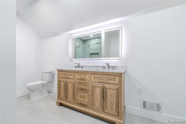 Builiding view fifteen for 2433 Fischer, Detroit, MI. 48214