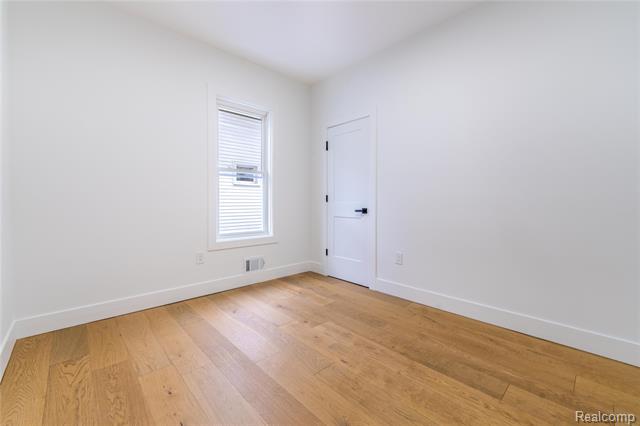 Builiding view seventeen for 2433 Fischer, Detroit, MI. 48214