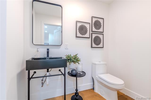 Builiding view twenty two for 2433 Fischer, Detroit, MI. 48214