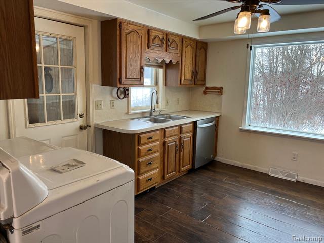 Builiding view eight for 2581 Carpenter, Lapeer, MI. 48446