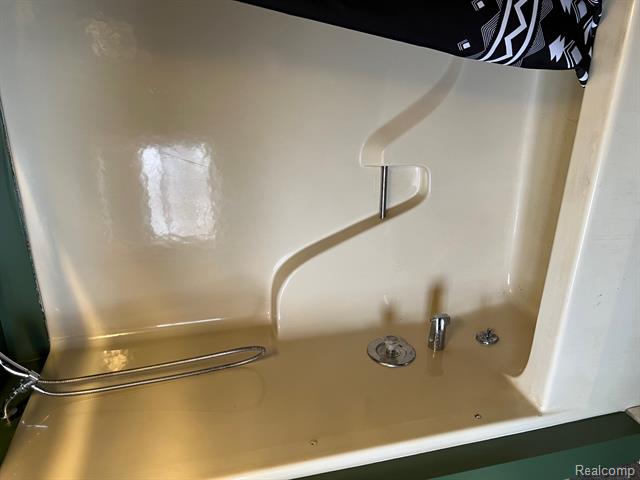 Builiding view fifteen for 2581 Carpenter, Lapeer, MI. 48446