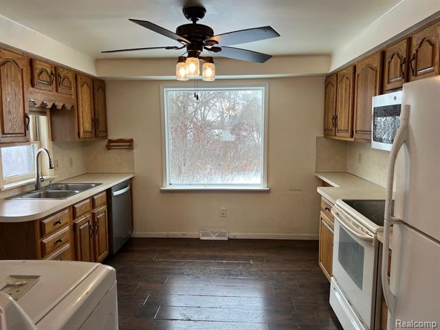 Builiding view seven for 2581 Carpenter, Lapeer, MI. 48446