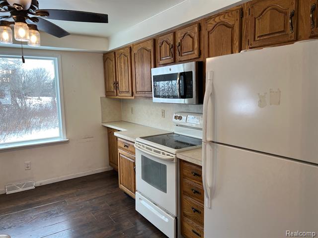 Builiding view six for 2581 Carpenter, Lapeer, MI. 48446