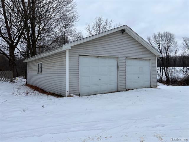 Builiding view two for 2581 Carpenter, Lapeer, MI. 48446