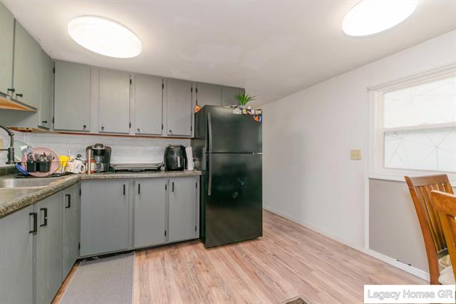 Builiding view seven for 961 Dolphin, Wyoming, MI. 49509