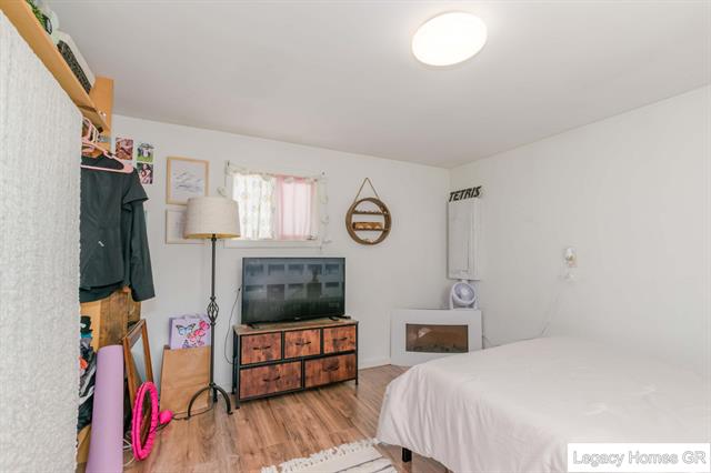 Builiding view ten for 961 Dolphin, Wyoming, MI. 49509