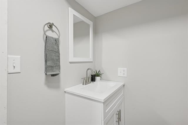 Builiding view thirty five for 843 Clancy, Grand Rapids, MI. 49503