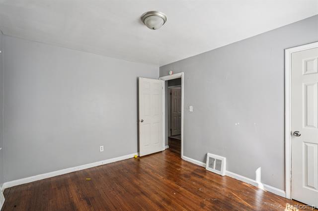 Builiding view nineteen for 6526 Heyden, Detroit, MI. 48228