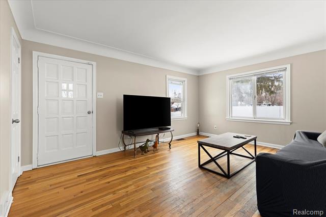 Builiding view five for 4175 Motorway, Waterford, MI. 48328