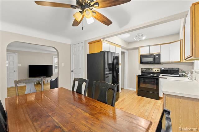 Builiding view nine for 4175 Motorway, Waterford, MI. 48328