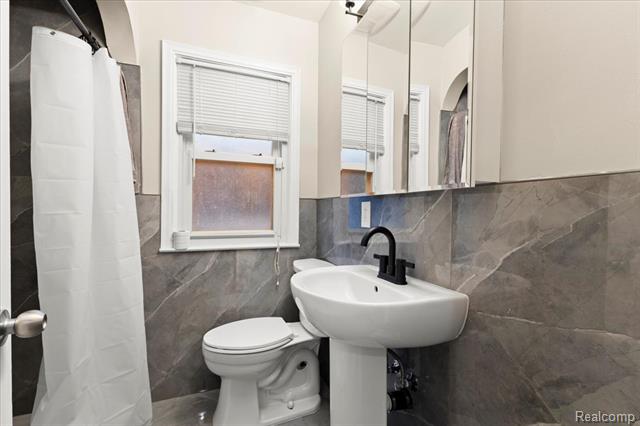 Builiding view seventeen for 4175 Motorway, Waterford, MI. 48328